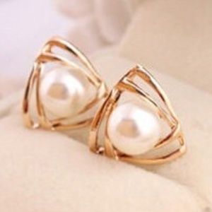 POST GOLD EARRINGS CREAM PEARLS Swirlie design